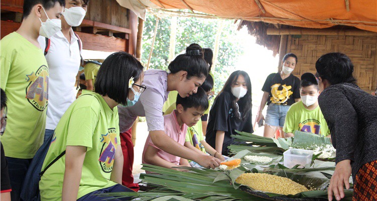 Các em trải nghiệm làm bánh tại làng VHDL các dân tộc Việt Nam